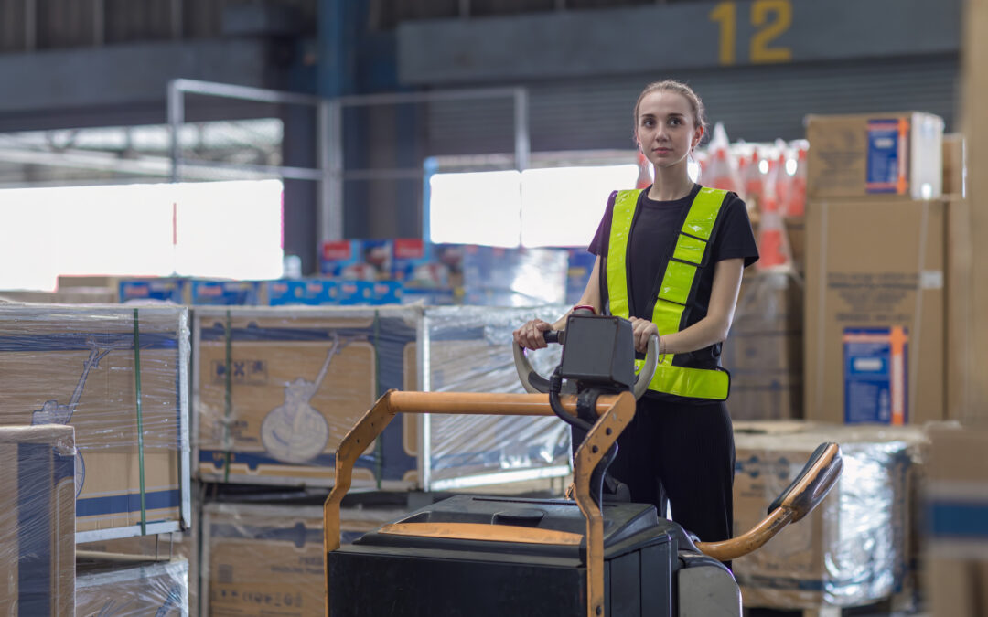 Ergonomia pracy magazyniera – jak wózki do kompletacji wpływają na zdrowie i bezpieczeństwo pracowników?